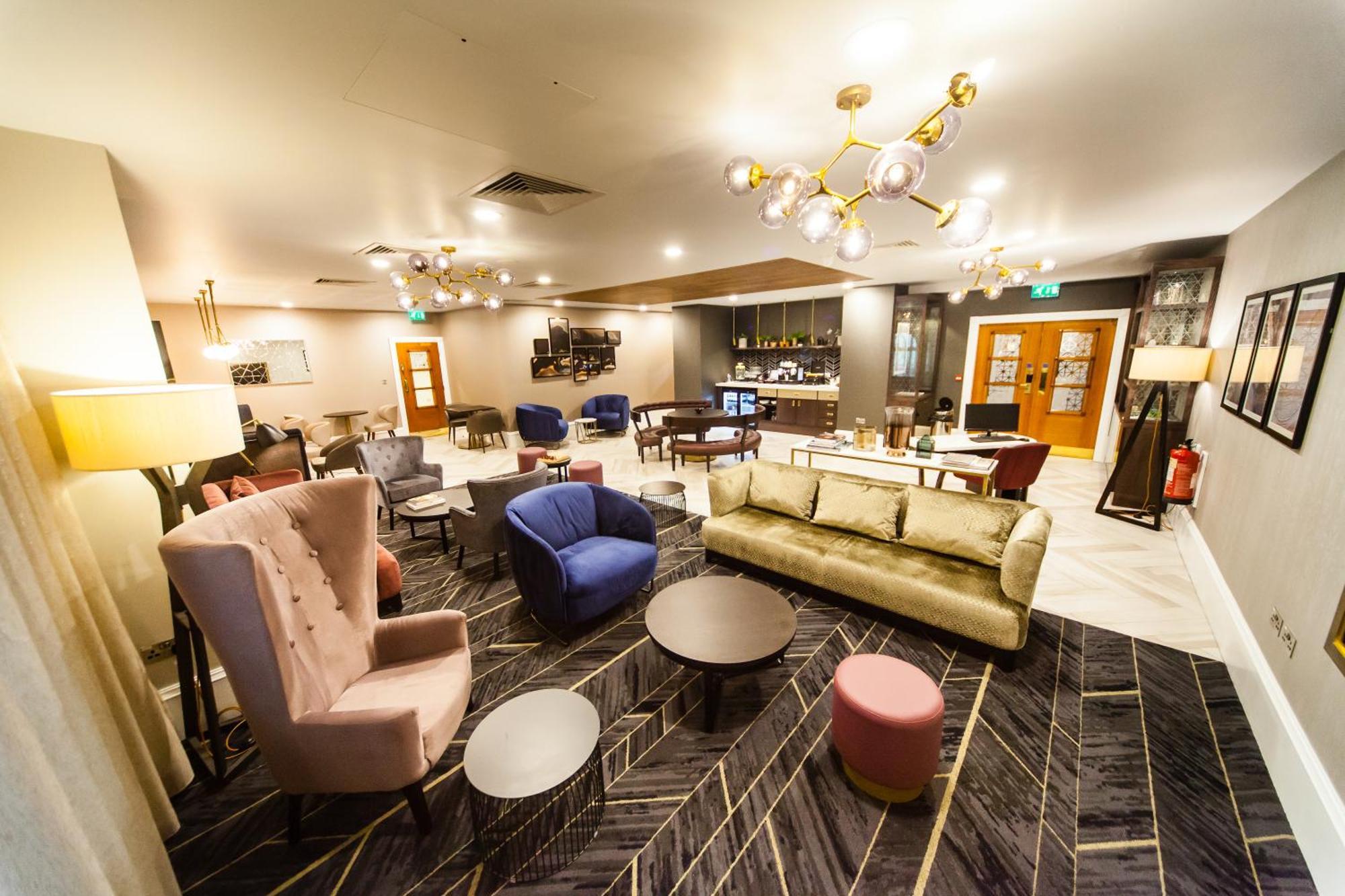 One-Bedroom Queen Suite Lounge Access