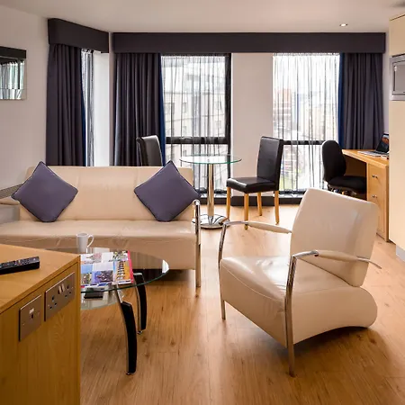 Roomzzz Leeds City West-3